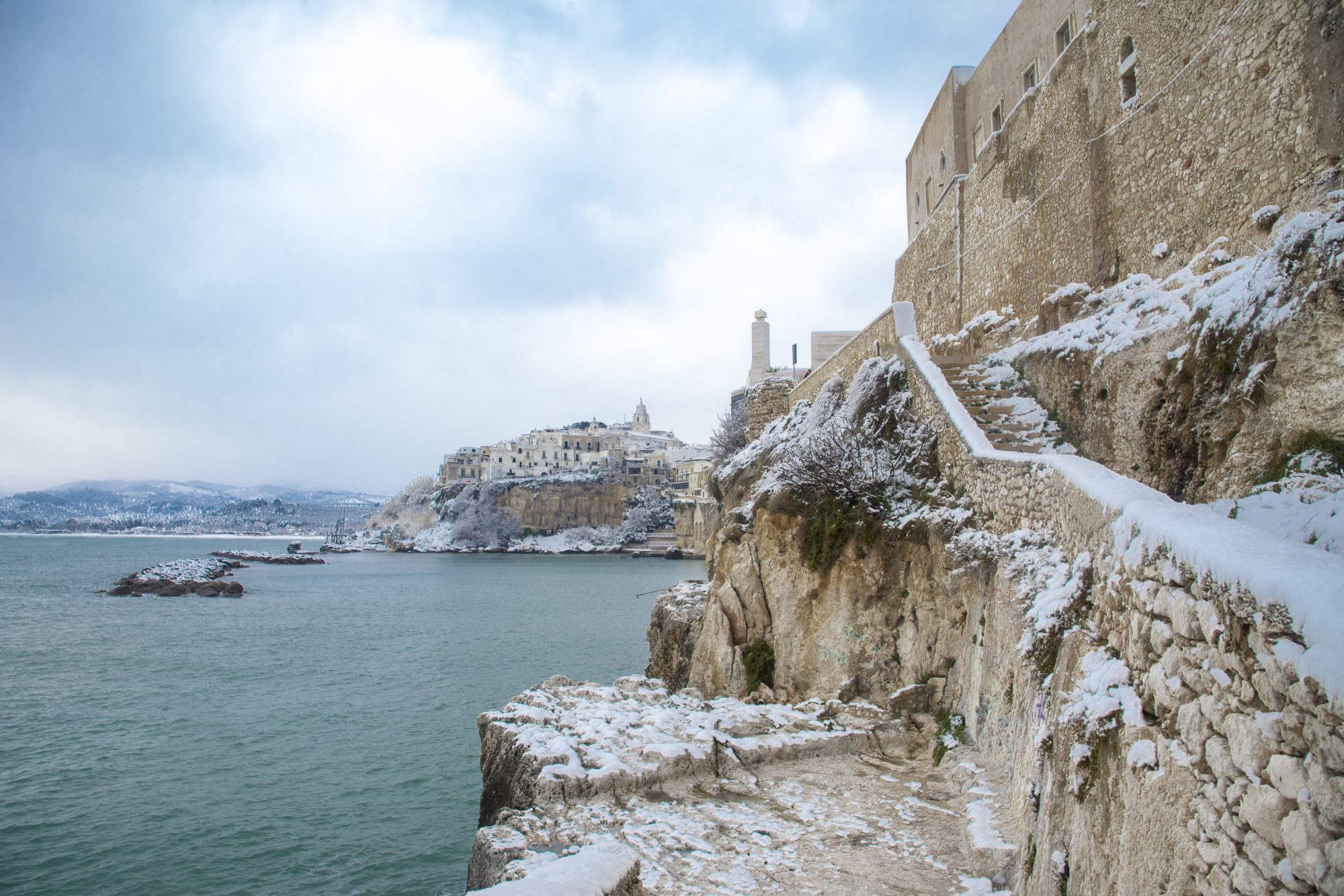 Scorcio di Vieste innevata