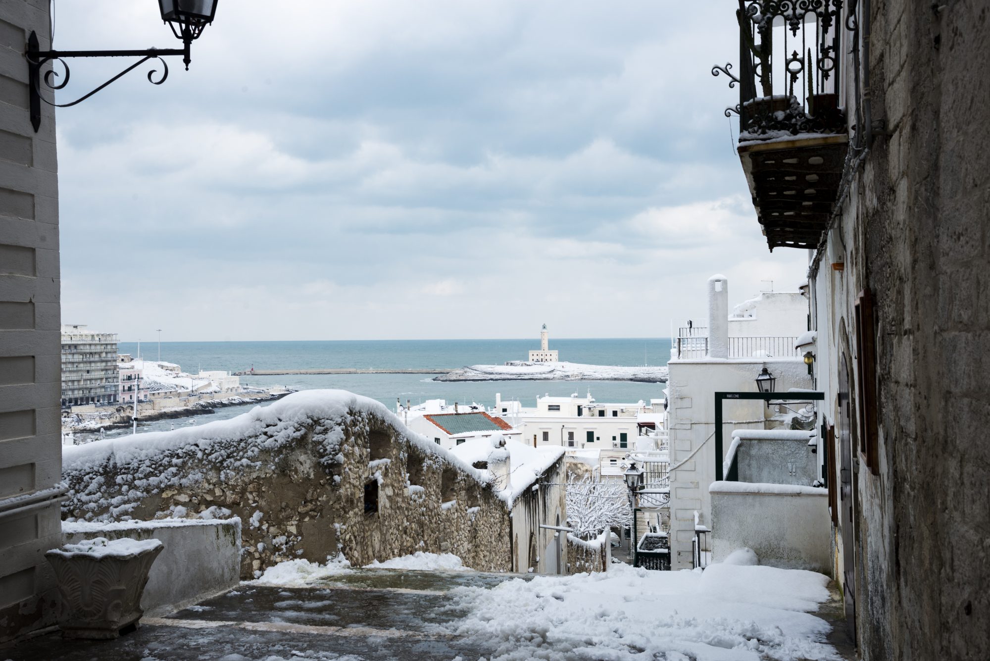 Scorcio di Vieste innevata