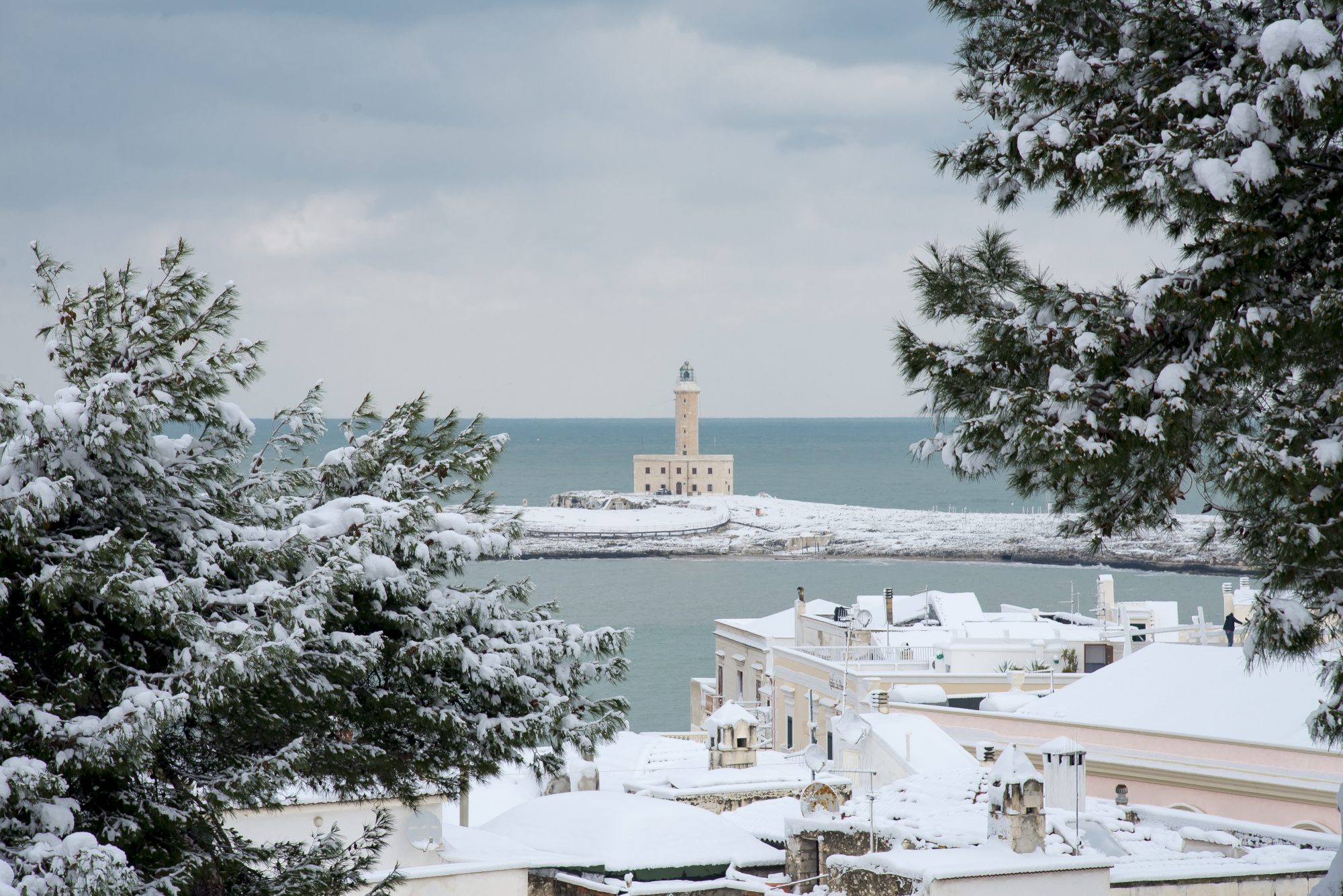 Faro di Vieste innevato