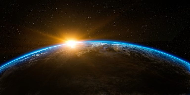Con il naso all’insù e i piedi ben piantati a terra
