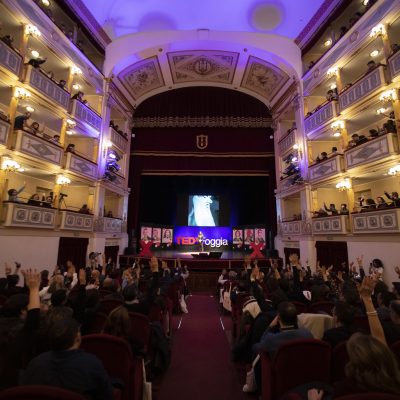 La speaker Francesca Vecchioni fa una domanda al pubblico TEDxFoggia 2019 che risponde per alzata di mano