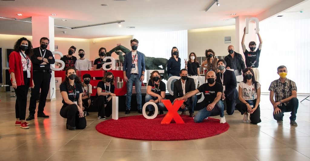 Team e speaker al TEDxFoggiaSalon Democrazia Digitale