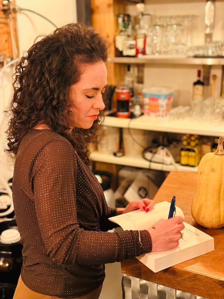 Desirèe Mantovano firma una copia del suo libro durante la presentazione del suo libro a Foggia